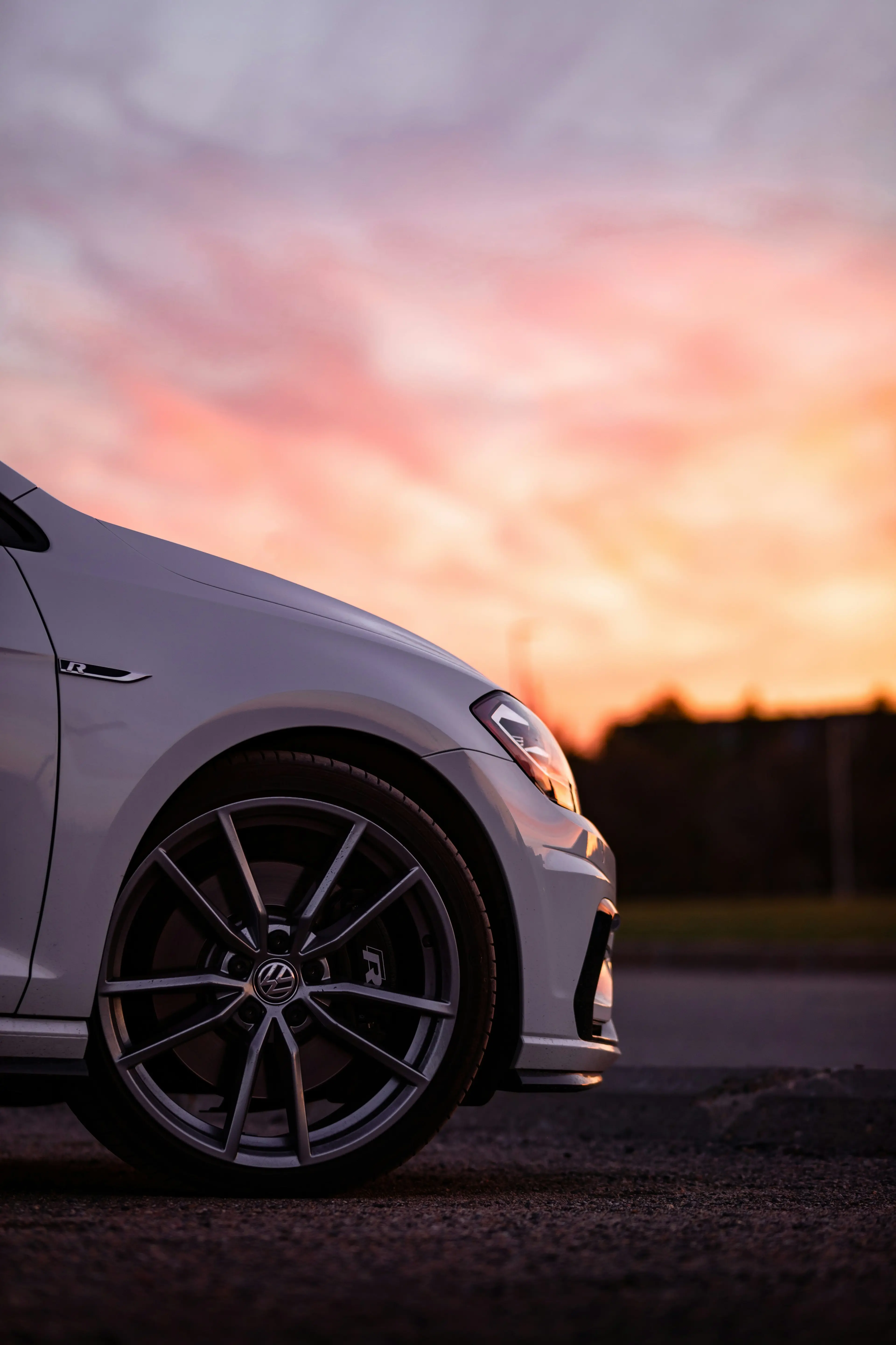 Auto vor Sonnenuntergang